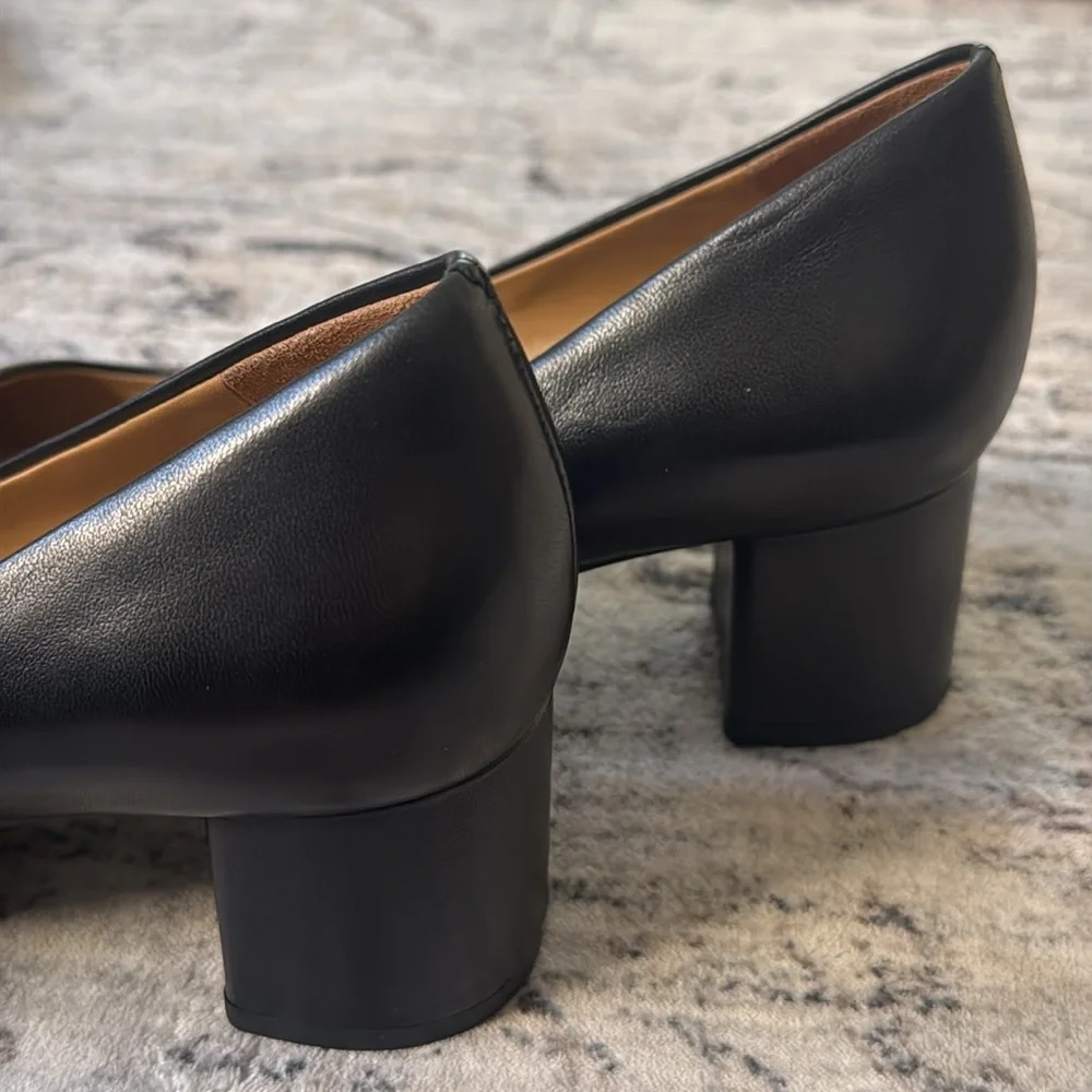 Tory Burch Black Chelsea Leather pumps with Gold Logo. Size 8